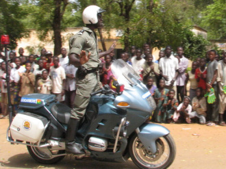 04 La Gendarmerie Fait Place